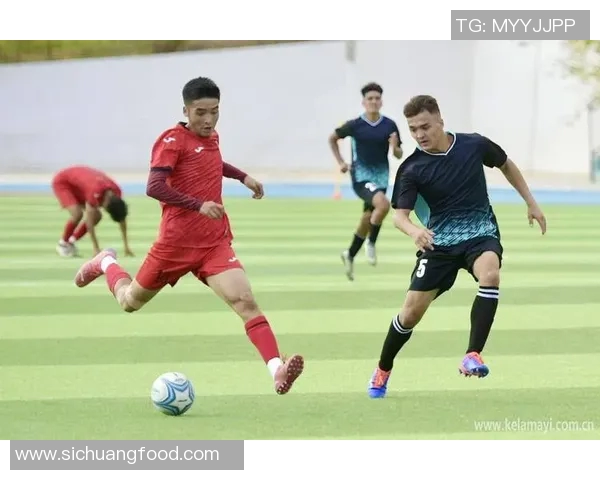 足球明星青春变装记：从绿茵场到时尚舞台的华丽转身