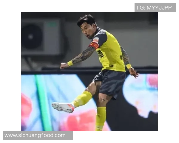 中国女性记者独家采访足球明星揭示背后的故事与梦想